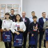Виктор Заварзин поздравил юных акбулакчан, получивших первые паспорта