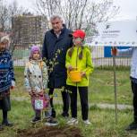 Губернатор Сергей Носов и ветеран войны Мария Ротваль высадили 27-миллионное дерево в рамках акции «Сад памяти»