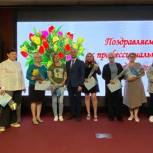 Партийцы Тракторозаводского района поздравили медиков с профессиональным праздником