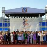 Единороссы приняли участие в церемонии вручения медалей за отличную учебу выпускникам