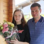 Депутат Госдумы Андрей Дорошенко поздравил с днем рождения школьницу из поселка Комсомольского