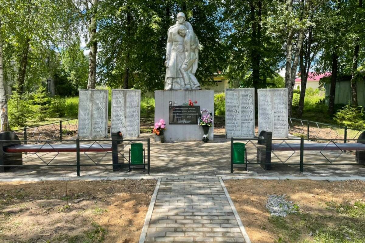 В деревне Кошкино Кимрского района благоустроена территория памятника  героям Великой Отечественной войны