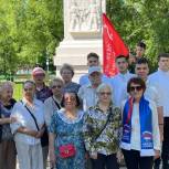 Единороссы Обручевского района провели памятную акцию у обелиска «Вечная слава защитникам земли Российской»