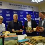 Аркадий Чернецкий передал книги из личного архива жителям ЛДНР