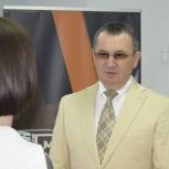 Сенатор Николай Федоров встретился с жительницей Мариуполя