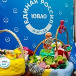 Московские единороссы передали вязаные изделия для новорожденных в перинатальный центр