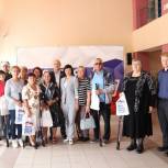 Депутат «Единой России» подарил скандинавские палочки кузбасским ветеранам