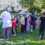 Руководитель фракции ЕР в Гордуме Каменска-Уральского Сергей Щербинин организовал детский праздник