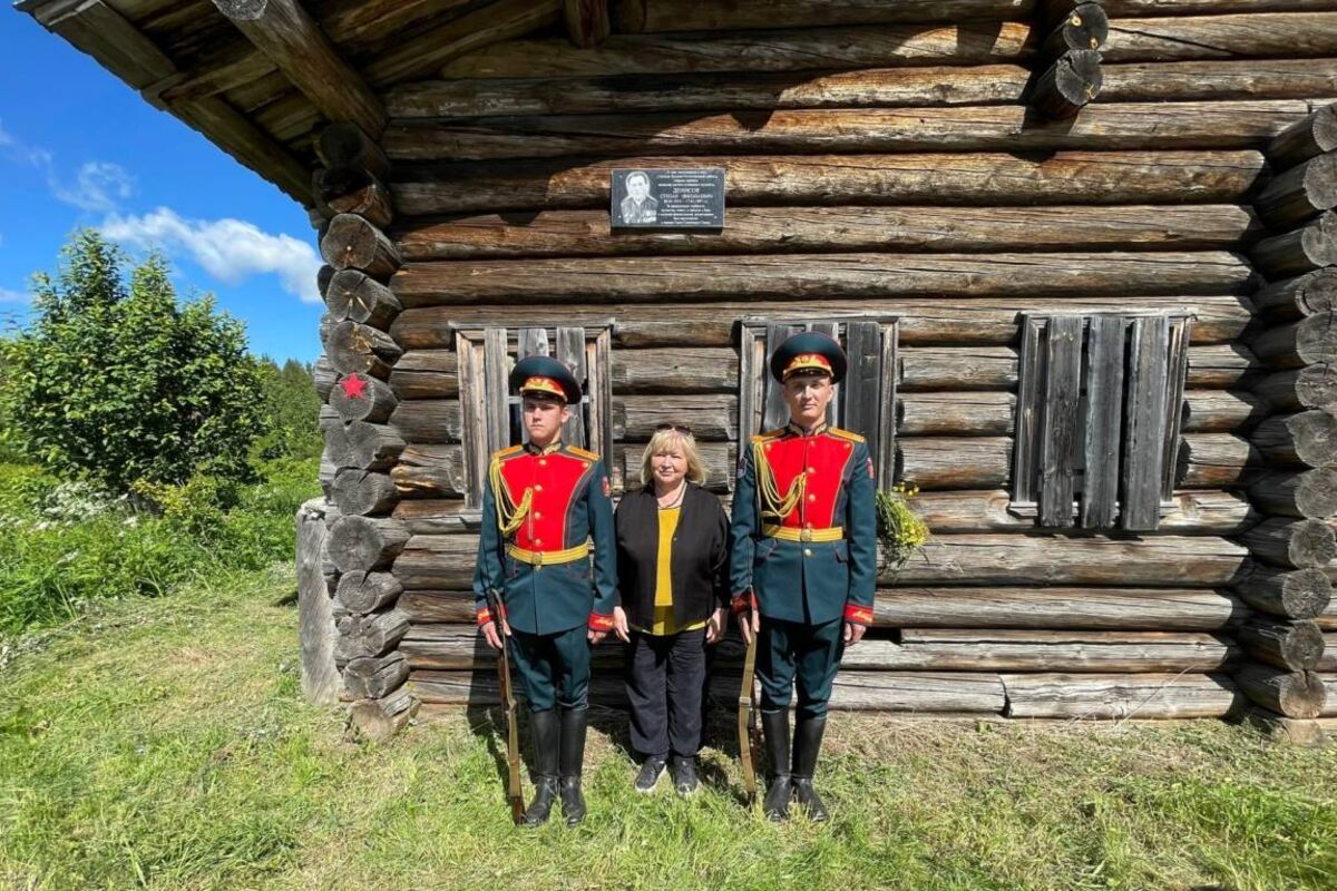 Мемориальная доска - в память о Герое войны Степане Денисове