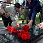 В деревне Сарафаново открыли памятник красноармейцу, останки которого нашли поисковики в Ленинградской области