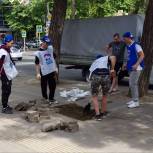 Анапские единороссы восстановили плитку тротуара