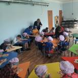 Волжские единороссы поздравили детей Волжского социально-реабилитационного центра для несовершеннолетних