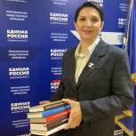 Книга – лучший подарок: партийцы передают книги из личного архива жителям ЛДНР