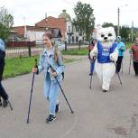 Верхнеуральский медвежонок местного отделения партии «Единая Россия» занимается скандинавской ходьбой