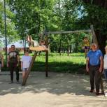 Активисты «Единой России» из Гагарина восстановили детскую площадку после вандалов