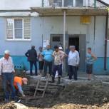Депутаты Советского района Махачкалы проверили ход реконструкции дворов
