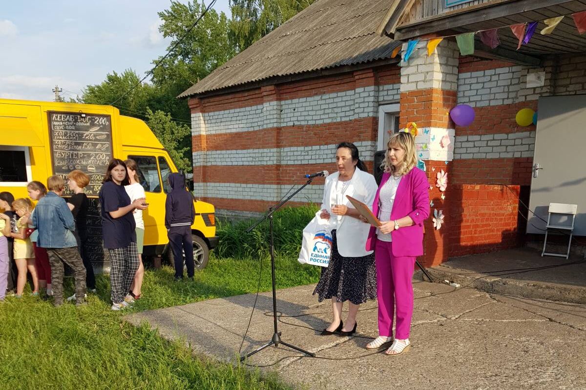 В Октябрьском районе наградили активных партийцев