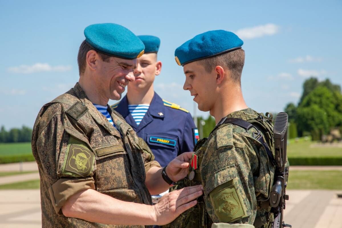 На Прохоровском поле наградили военнослужащих группировки  Воздушно-десантных войск Государственными наградами