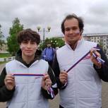 Активисты «Молодой Гвардии» подарили триколор жителям Ижевска