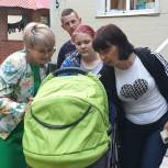 Эльвира Аиткулова навестила многодетную семью вынужденных переселенцев из Донбасса