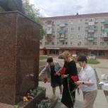В День русского языка единороссы возложили цветы к памятнику Александра Пушкина в Волжске