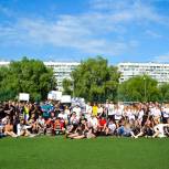 В День России молодогвардейцы Москвы провели флешмоб в поддержку СВО и турнир по футболу