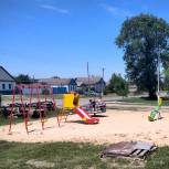 В Труновском районе активисты партии установили детскую площадку