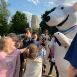 Единороссы Южного административного округа поздравили юных жителей столицы с Днем защиты детей