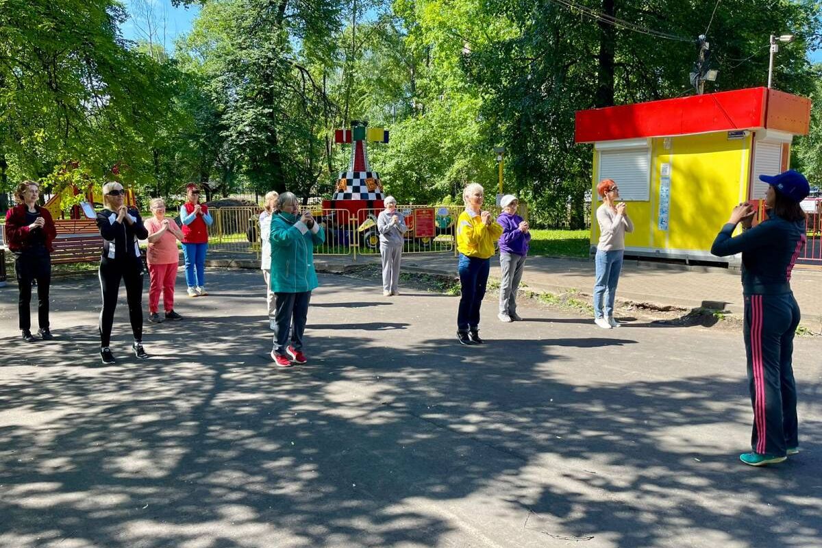 Партийные активисты организовали спортивную тренировку в городском парке