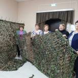Увельские партийцы участвуют в акции по изготовлению маскировочных сетей для бойцов СВО