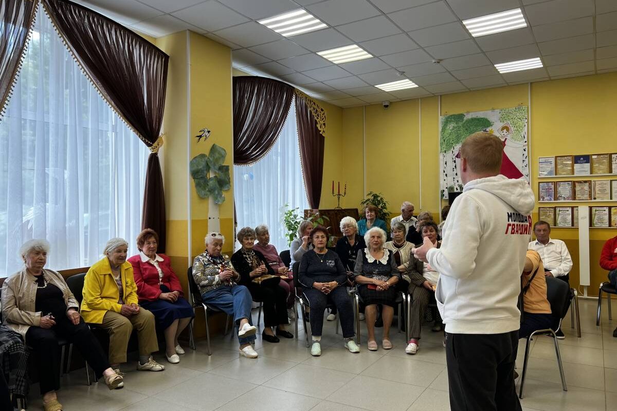 Единороссы и молодогвардейцы Сергиева Посада навестили участников клуба «Активное долголетие» в Пересвете