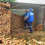 Помощь с дровами и ремонтом калитки: Евгений Ткаченко поддержал мать участника СВО из Лесозаводска