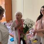 Ирина Ермакова поздравила юбиляра, проживающего в пункте временного размещения