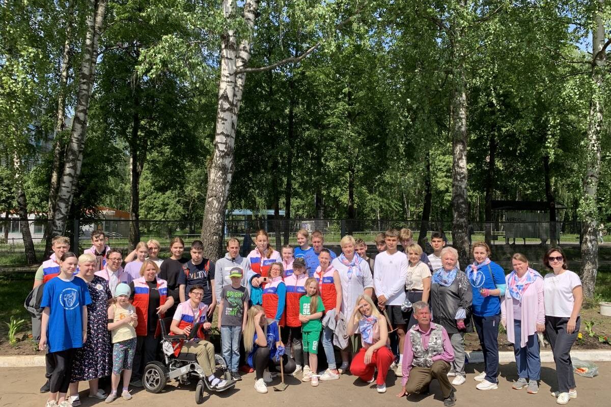 В городе Костроме прошла акция «Цветы - детям», приуроченная к Международному дню защиты детей
