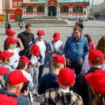 В День защиты детей 45 воронежских ребят вместе с Владимиром Нетёсовым побывали на экскурсии в Москве