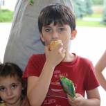 «Единая Россия» организовала для детей из малообеспеченных семей экскурсию на производство мороженого