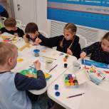 В Штабе общественной поддержки «Единой России» для детей провели мастер-класс по рисованию