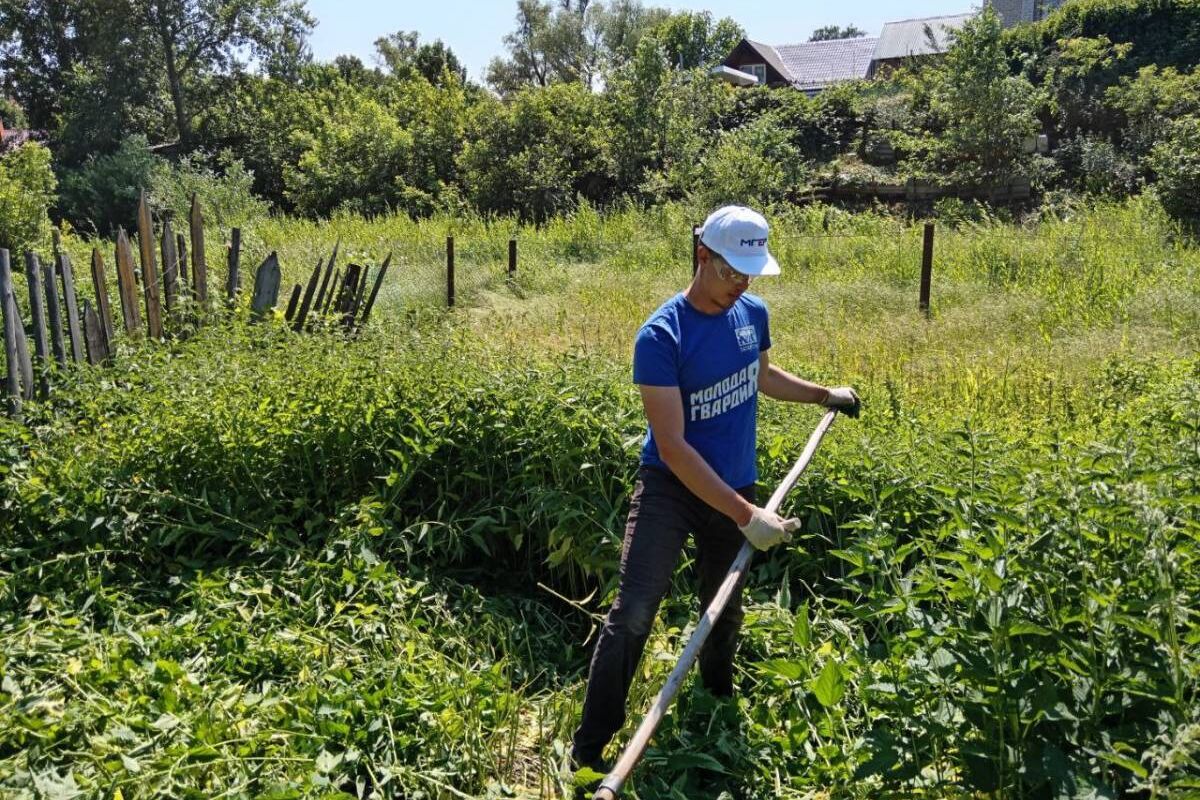 В Елабужском районе молодогвардейцы скосили траву в огороде ветерана труда