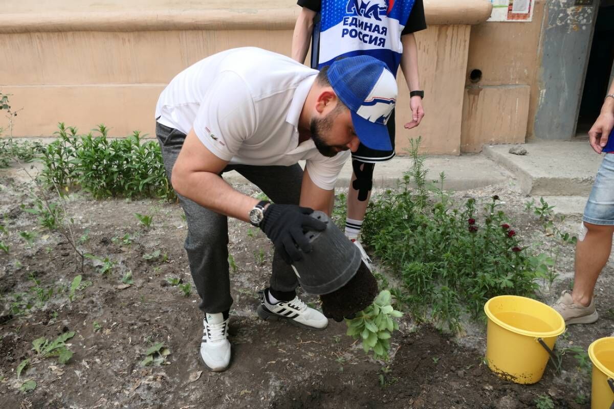 Партийцы помогают озеленять Металлургический район города Челябинска