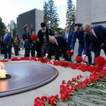 Андрей Травников возложил цветы к Вечному огню на Монументе славы