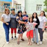 Сторонники «Единой России» передали подарки детям в пункт временного размещения «Речные Зори»