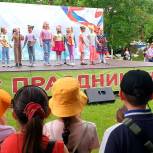 В Цимлянске единороссы 1 июня провели концерт и просмотр мультфильмов для детей участников СВО, эвакуированных из Донбасса и дошколят