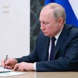 Владимир Путин подписал законы «Единой России» о школьной медицине и об упрощенном трудоустройстве подростков