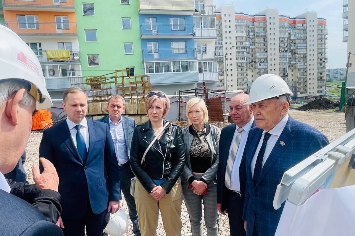 Депутаты и общественные активисты проинспектировали строительство школы на 1100 мест в Солнечном