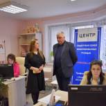Депутат Тарас Ефимов вручил Благодарности Мособлдумы консультантам Центра поддержки семей мобилизованных в Балашихе