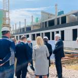 Депутаты и общественные активисты проинспектировали строительство школы на 1100 мест в Солнечном