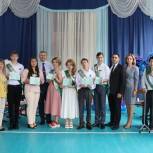 «Единая Россия» в Матвеево-Курганском районе поздравила выпускников специальной школы-интерната с «Последним звонком»
