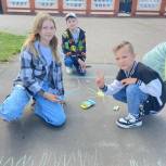 Викторину и конкурс рисунков на асфальте провела «Единая Россия» в День защиты детей в Алексеевском