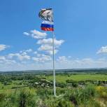 Тамбовские единороссы установили флаг России на самой высокой точке Новоайдарского района ЛНР
