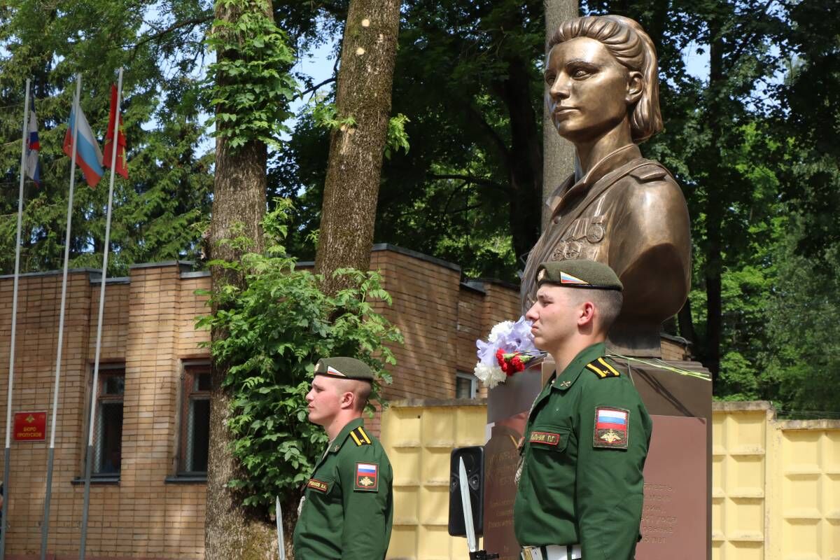 Санитарка Катя, морпех Катюша. В Смоленске появился памятник Герою  Советского Союза, легендарной Екатерине Дёминой